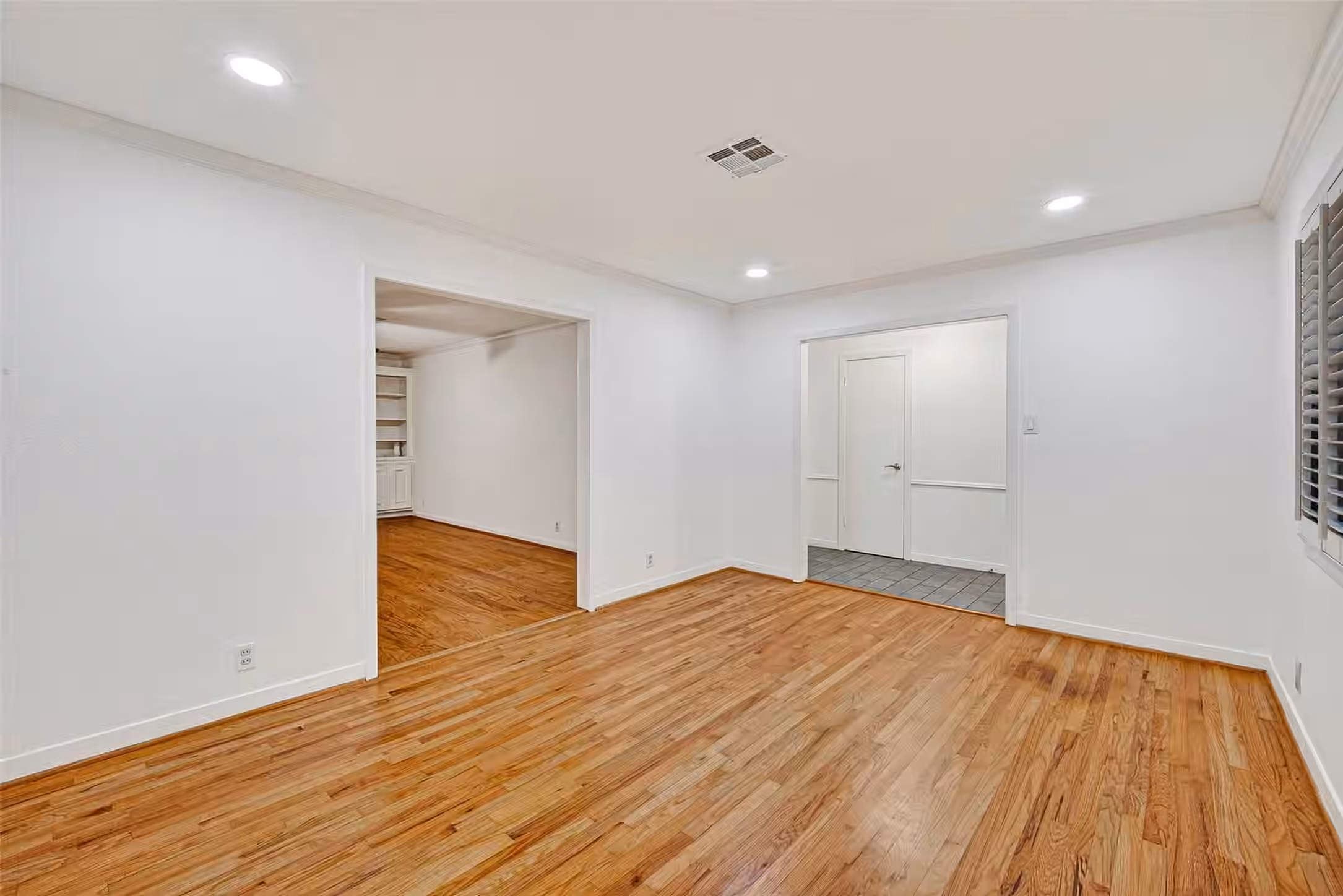 Photo 4 of 5006 Creekbend Drive, Houston, TX