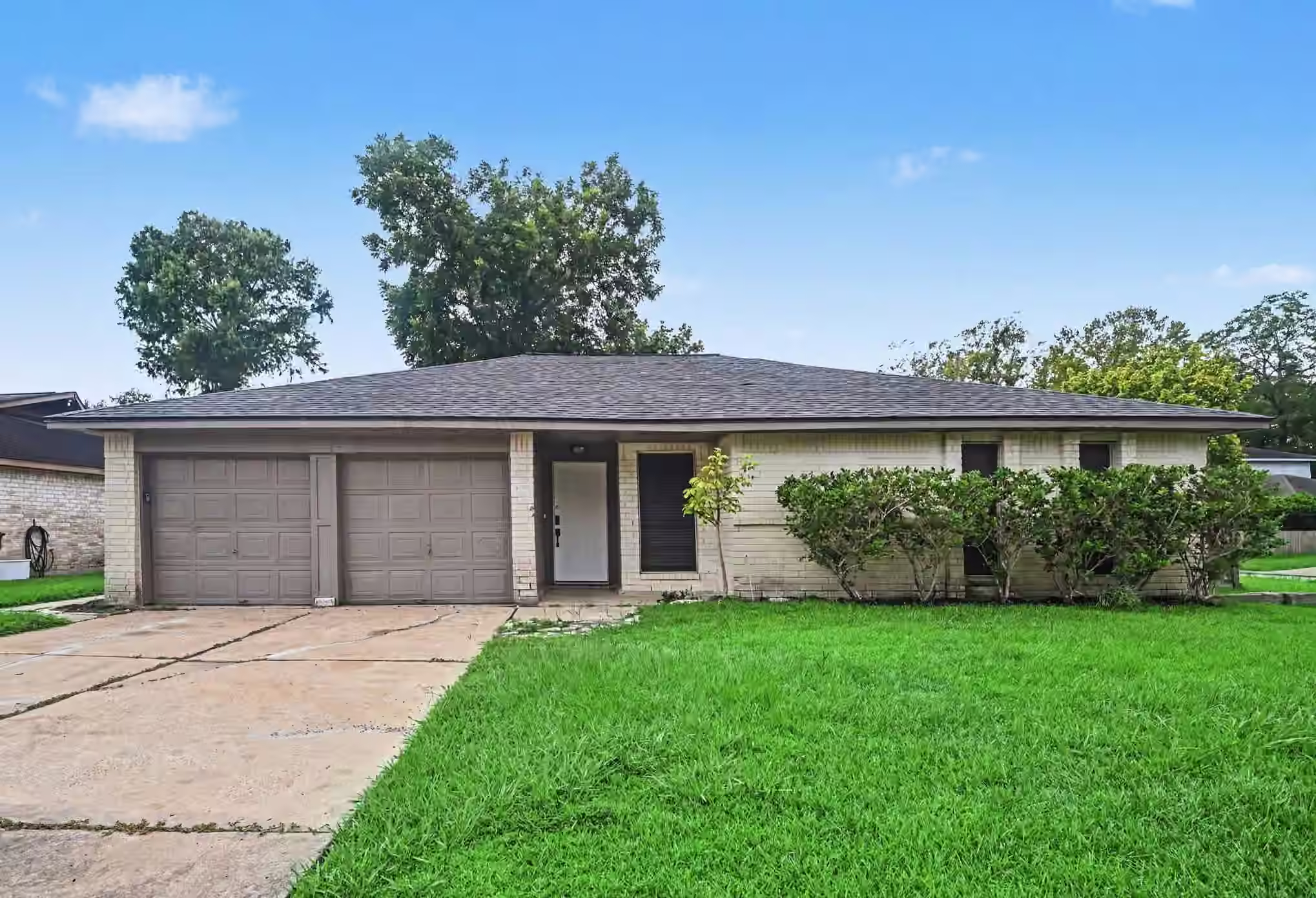 Photo of 300 Castlelake Drive, Friendswood, TX 77546
