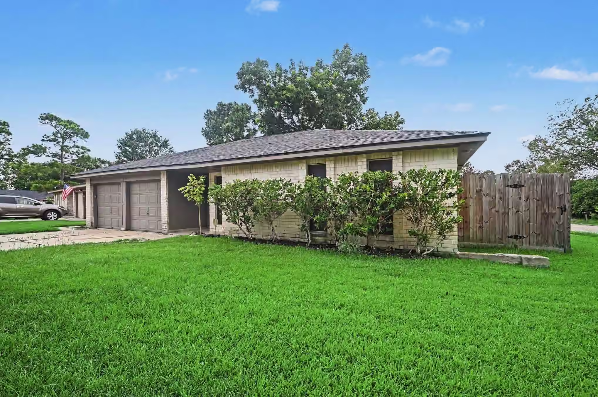Photo 2 of 300 Castlelake Drive, Friendswood, TX
