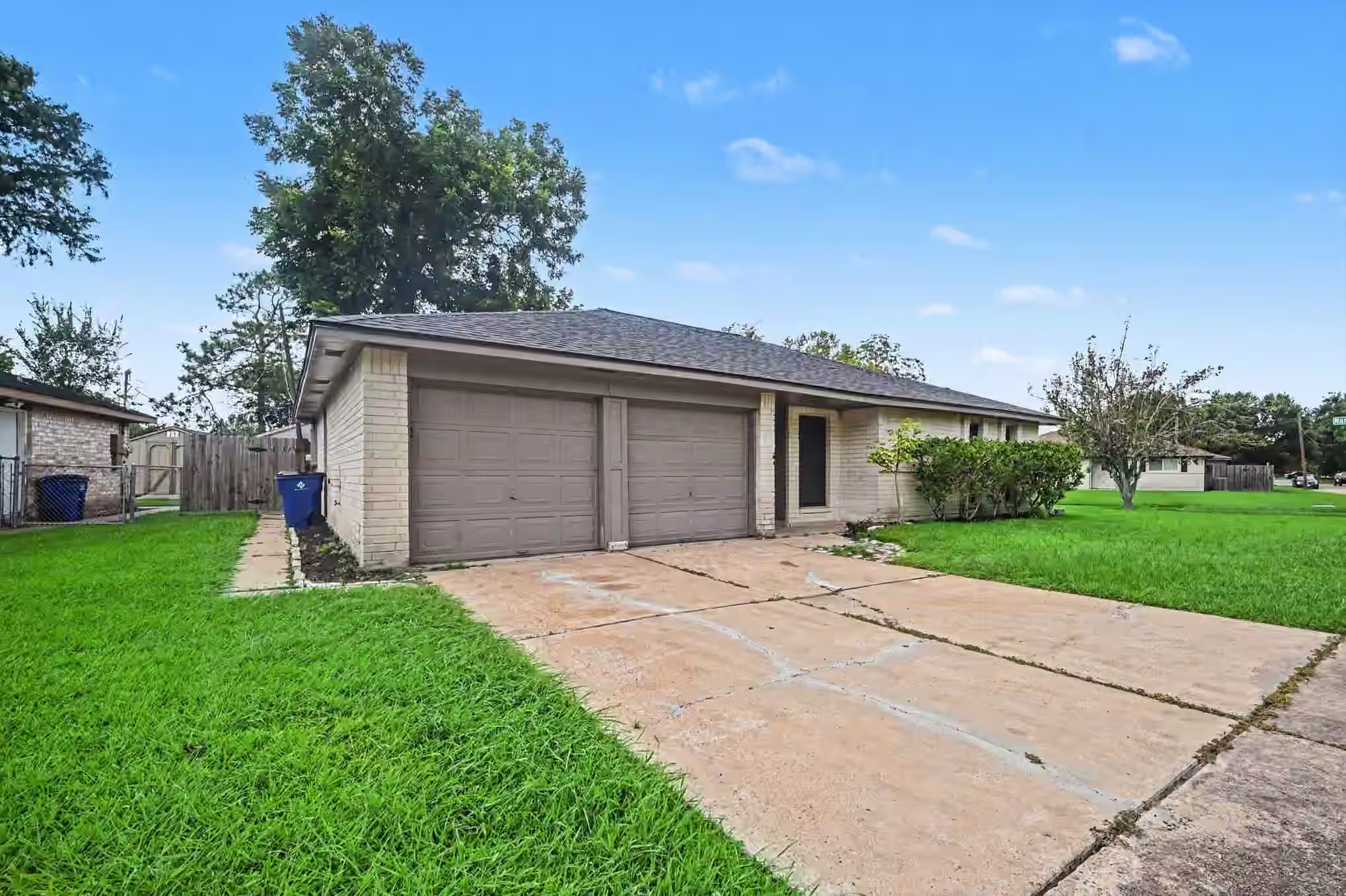 Photo 3 of 300 Castlelake Drive, Friendswood, TX