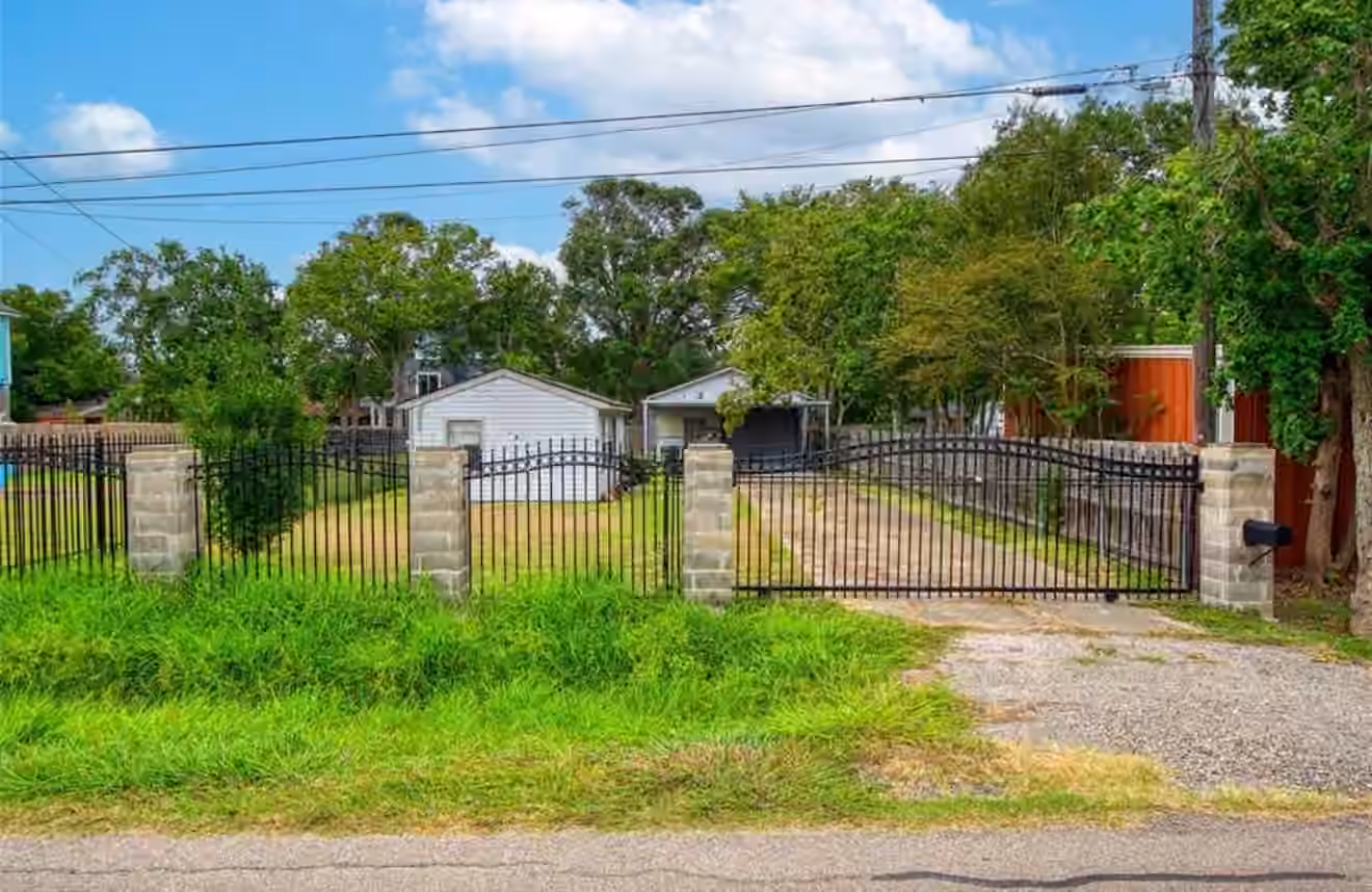 Photo 2 of 118 4th Street, Dickinson, TX