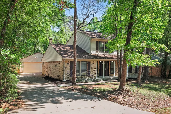 Photo 2 of 34 E Wandering Oak Drive, The Woodlands, TX