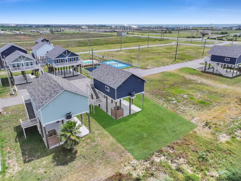 Photo 6 of 1041 Sunset Circle W, Crystal Beach, TX