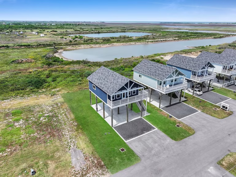 Photo 7 of 1041 Sunset Circle W, Crystal Beach, TX