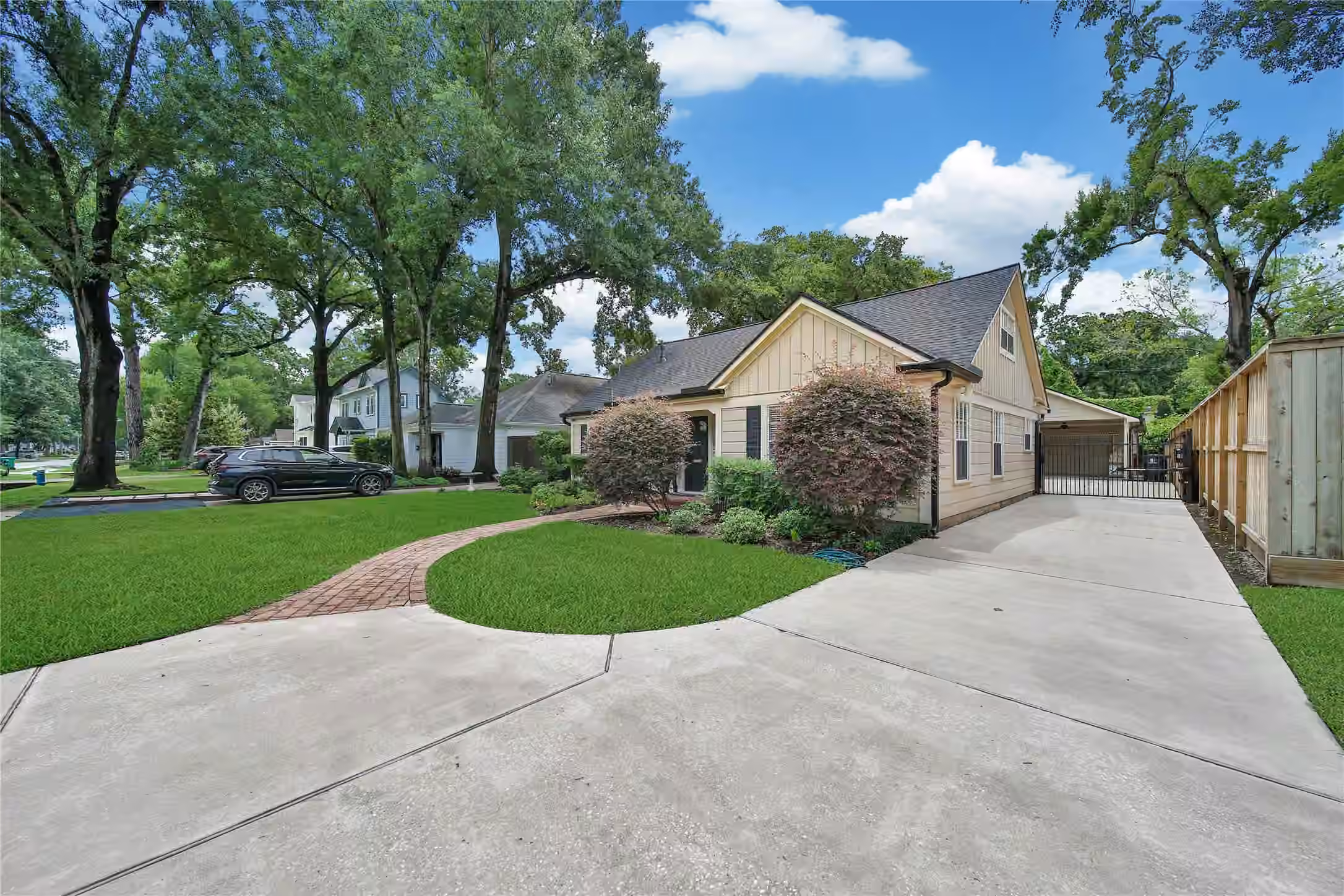 Photo 2 of 1583 Sue Barnett Drive, Houston, TX