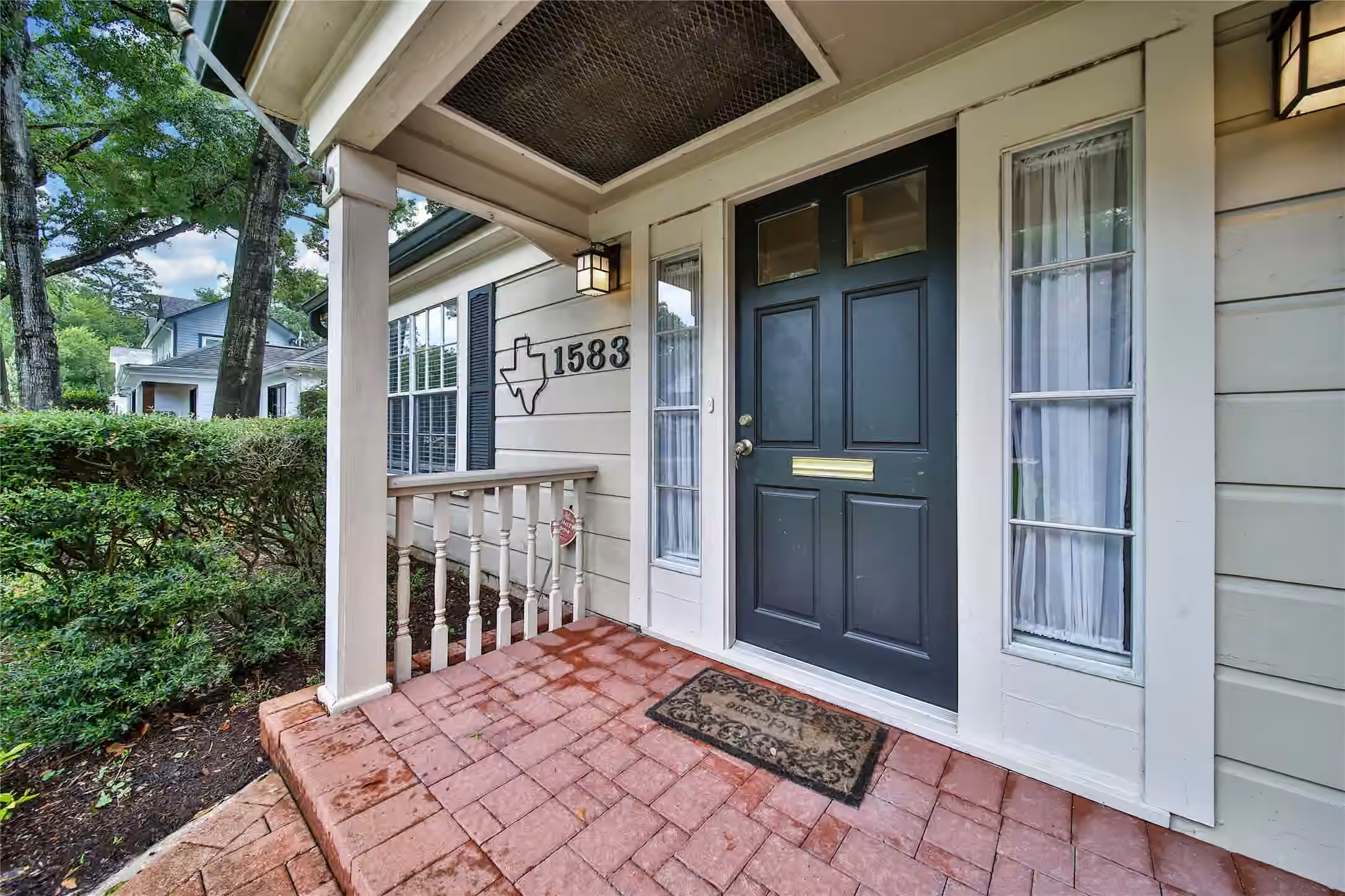 Photo 3 of 1583 Sue Barnett Drive, Houston, TX