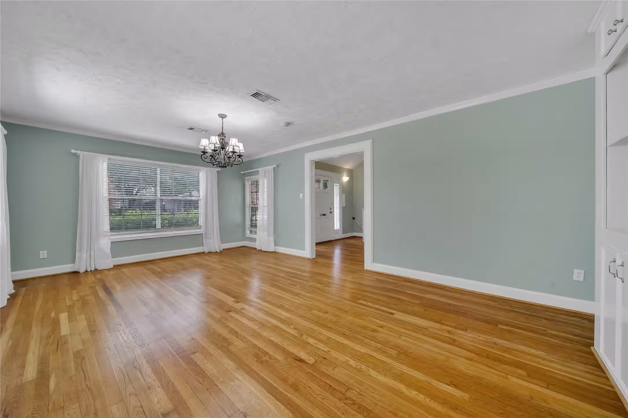 Photo 4 of 1583 Sue Barnett Drive, Houston, TX