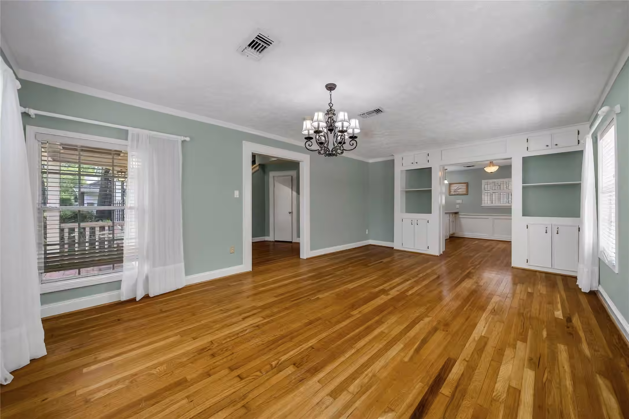 Photo 5 of 1583 Sue Barnett Drive, Houston, TX