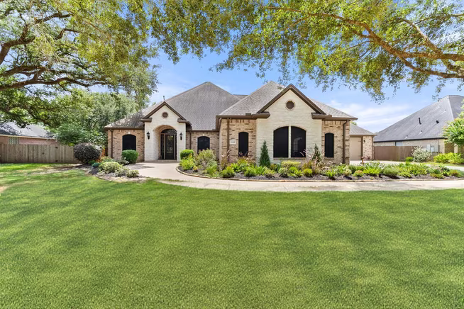 Photo of 1105 Oak Park Drive, Angleton, TX 77515