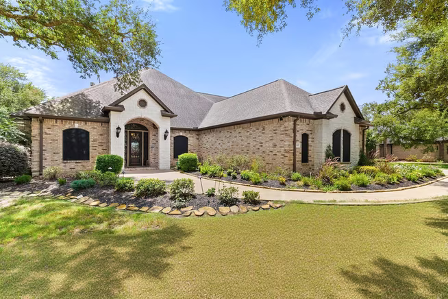 Photo 3 of 1105 Oak Park Drive, Angleton, TX