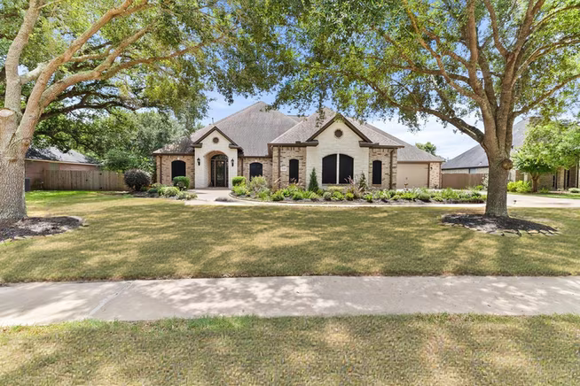 Photo 4 of 1105 Oak Park Drive, Angleton, TX
