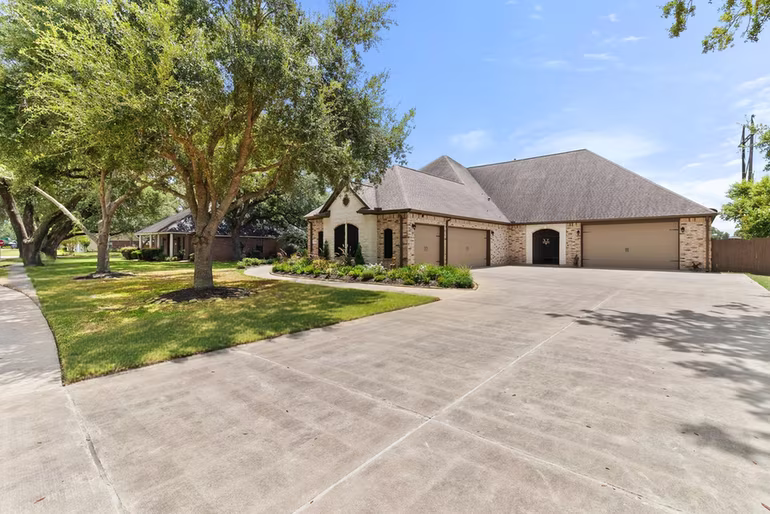 Photo 5 of 1105 Oak Park Drive, Angleton, TX