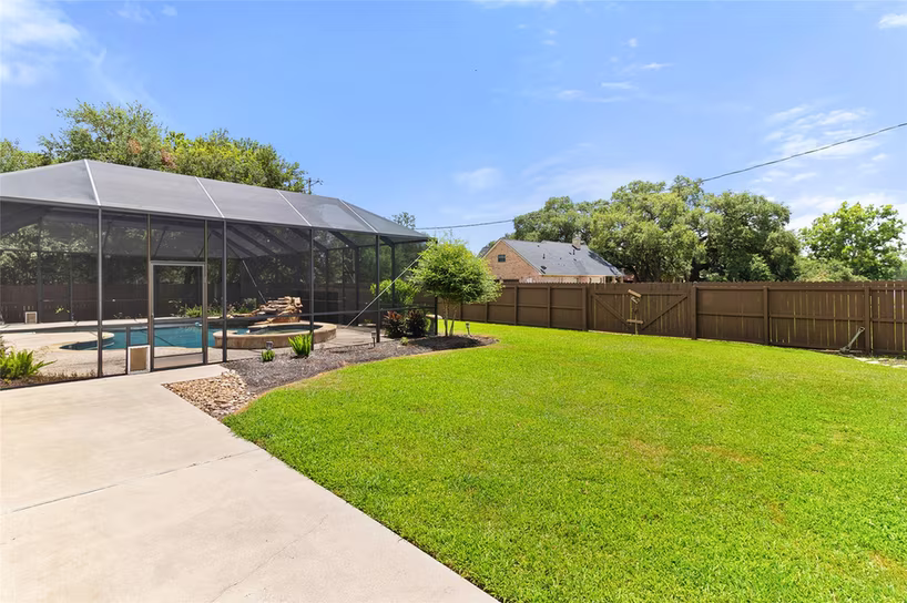 Photo 6 of 1105 Oak Park Drive, Angleton, TX