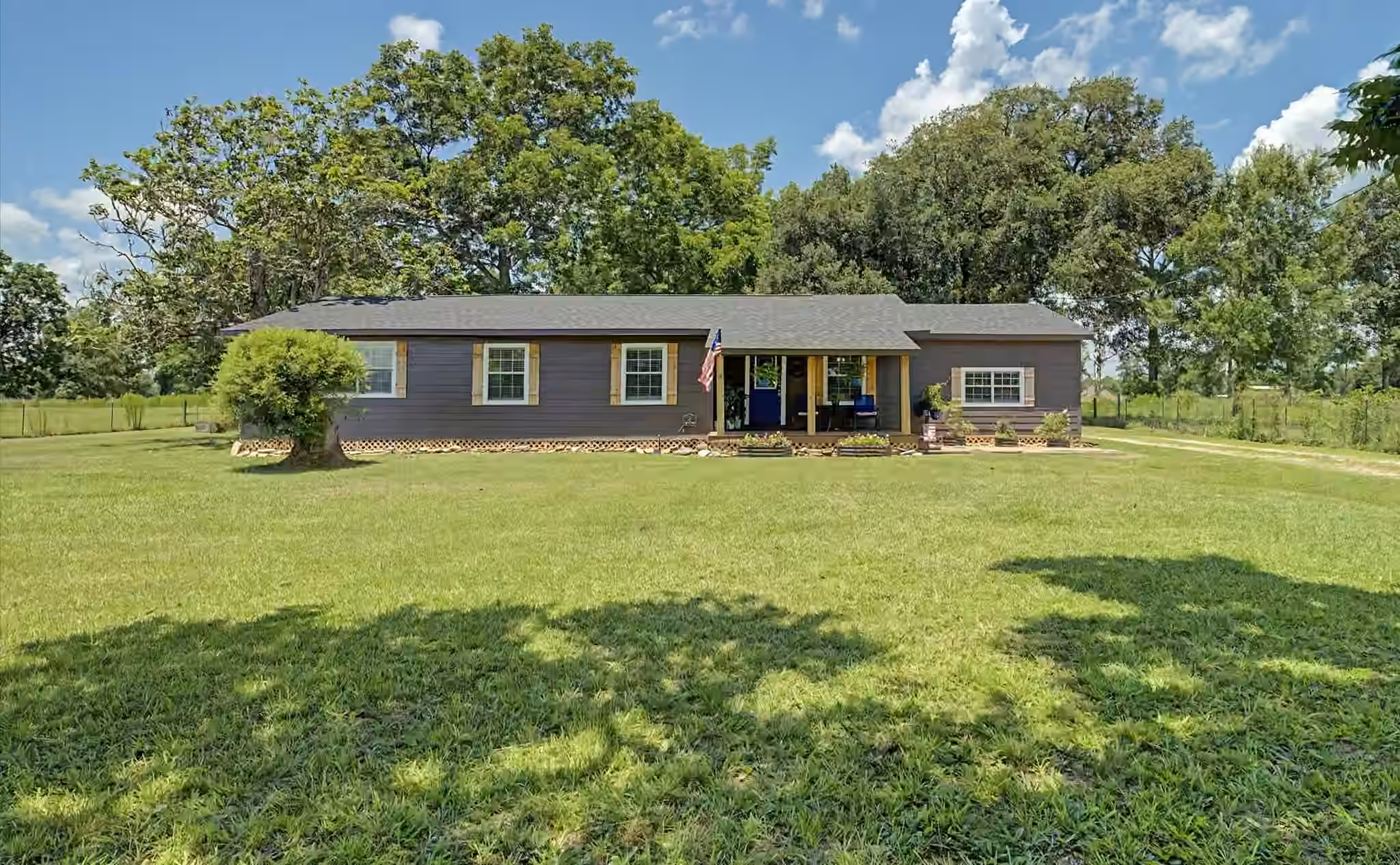 Photo of 384 County Road 2046, Hull, TX