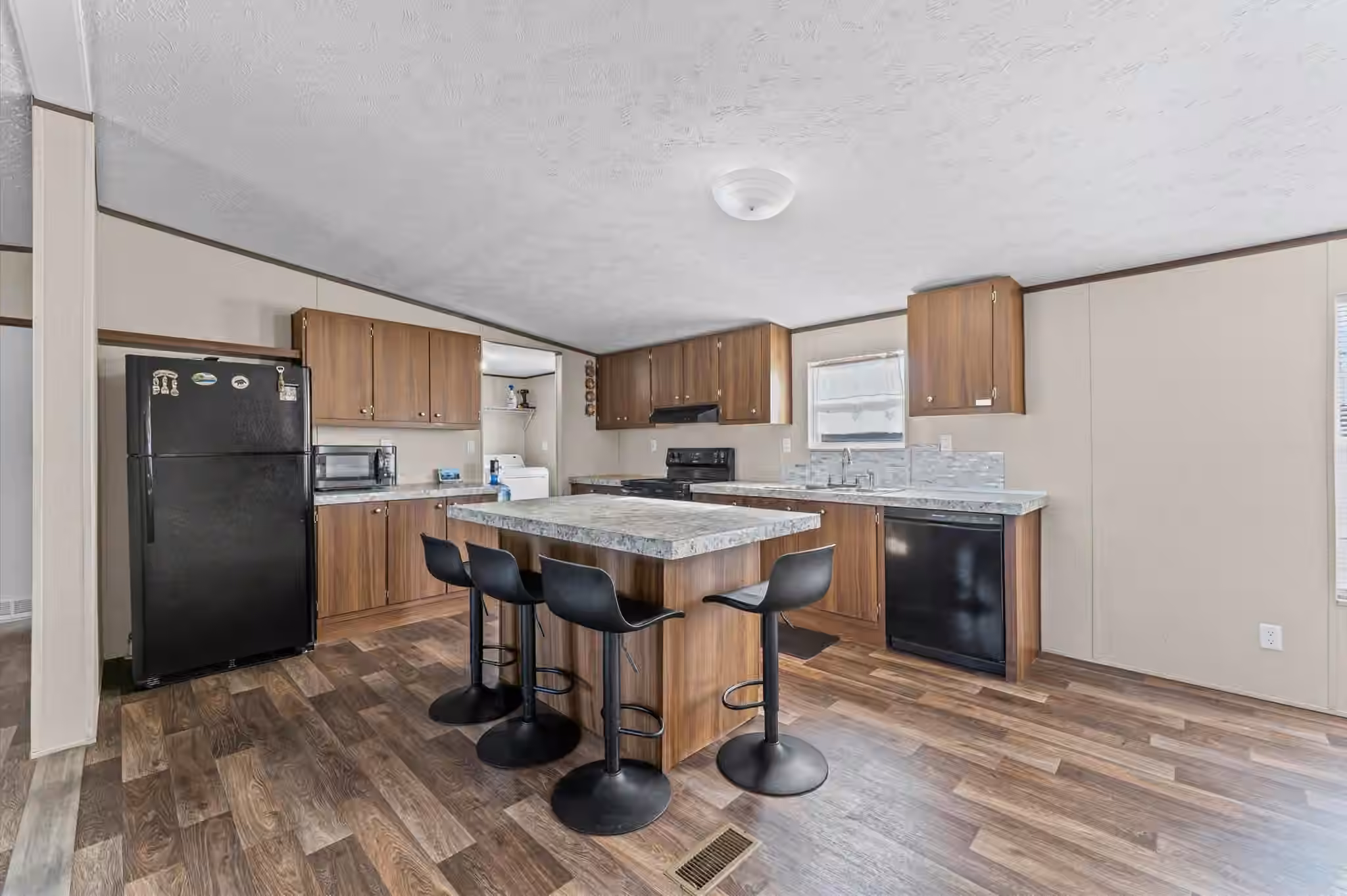Photo 4 of 543 Ashlawn Drive, Conroe, TX