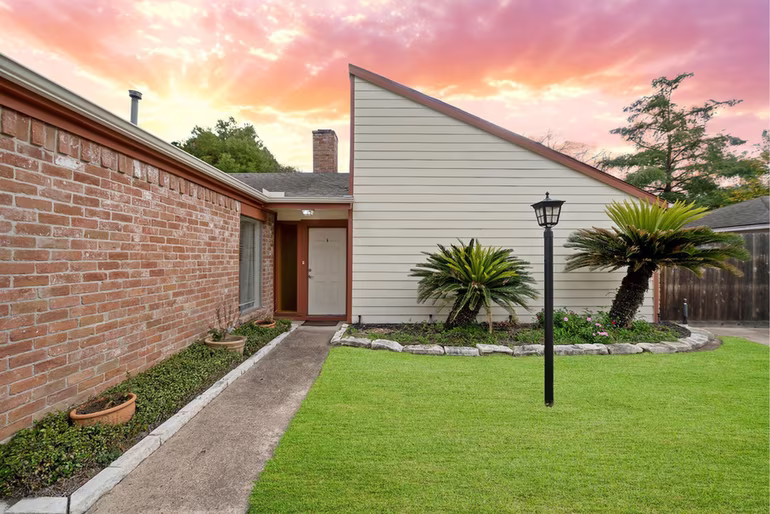 Photo 2 of 8126 Ivan Reid Drive, Houston, TX