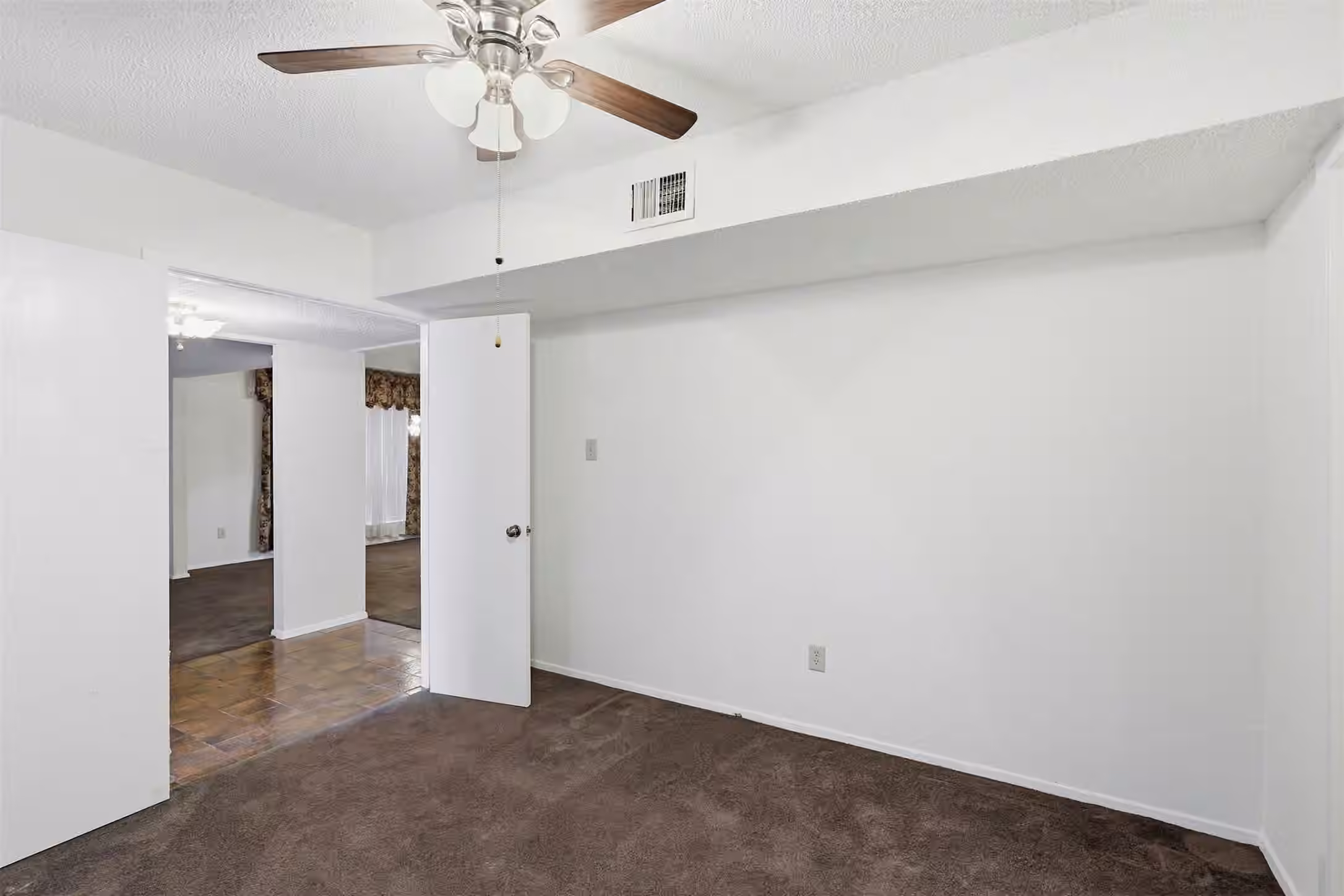 Photo 5 of 8611 Humphreys Drive, Houston, TX