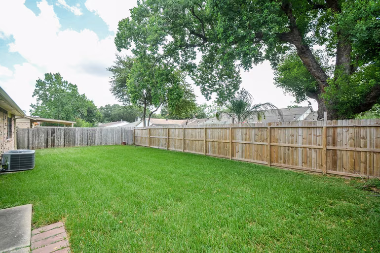 Photo 2 of 522 Jeff Davis Drive, Richmond, TX
