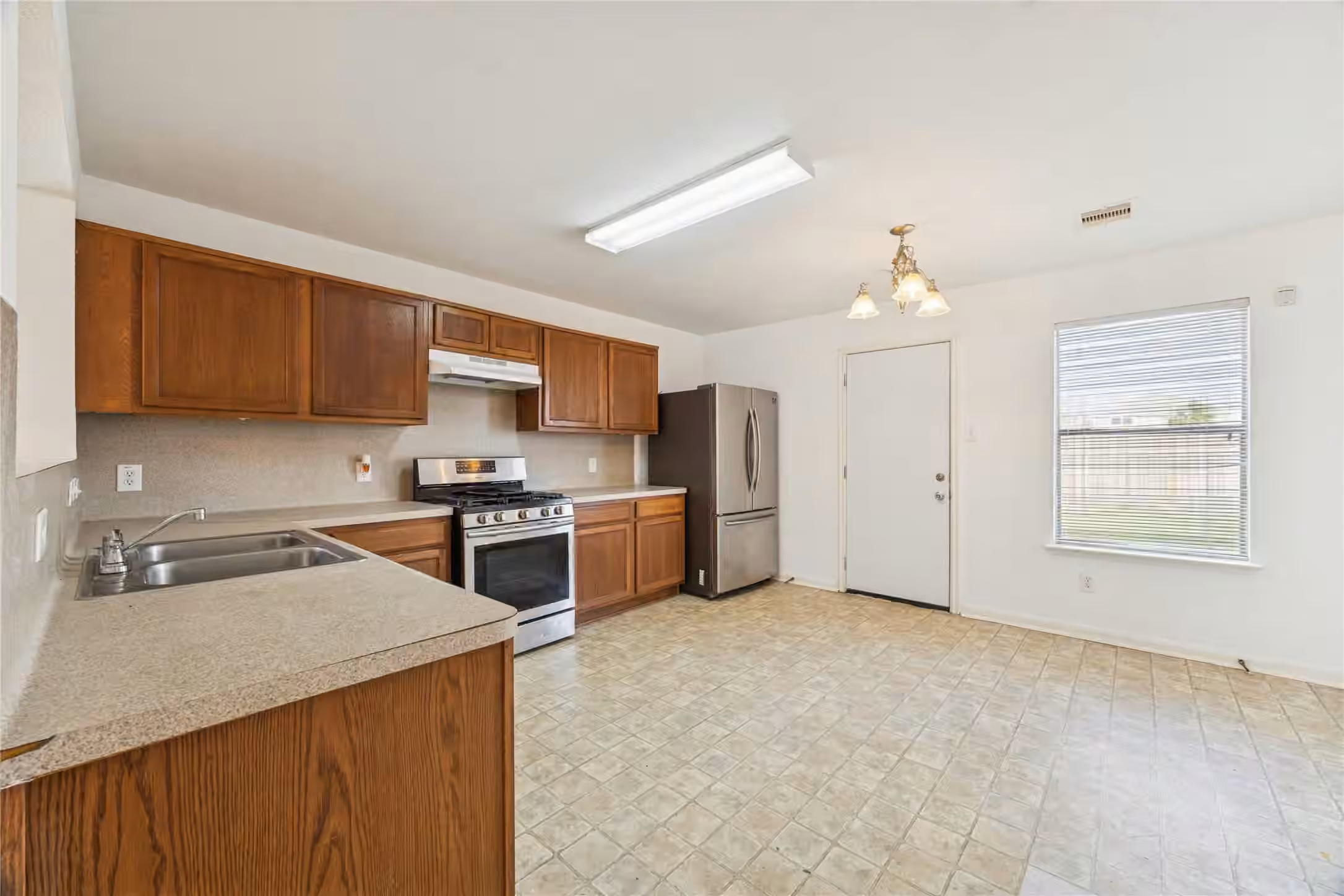 Photo 5 of 18726 Remington Park Drive, Houston, TX