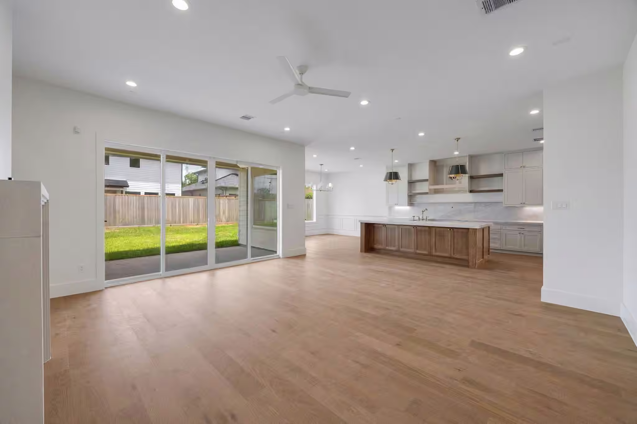 Photo 4 of 1726 Saxon Drive, Houston, TX