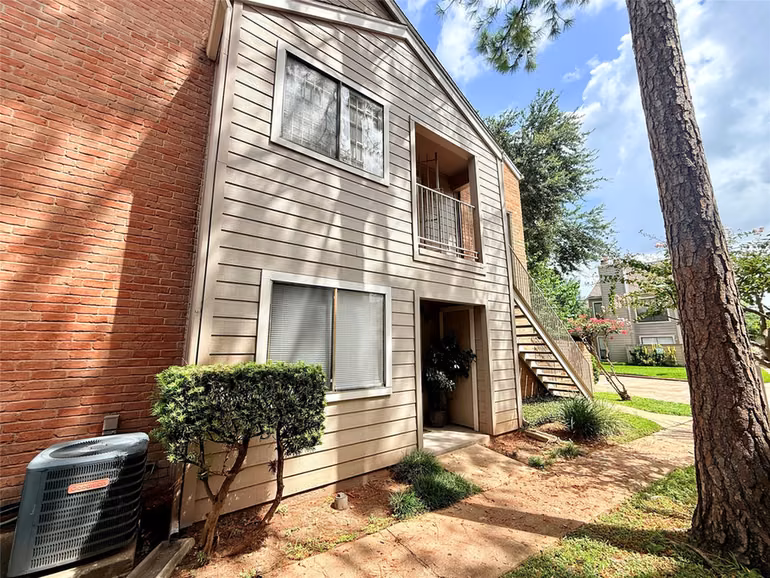 Photo 2 of 6701 SandsPoint Dr 54, Houston, TX
