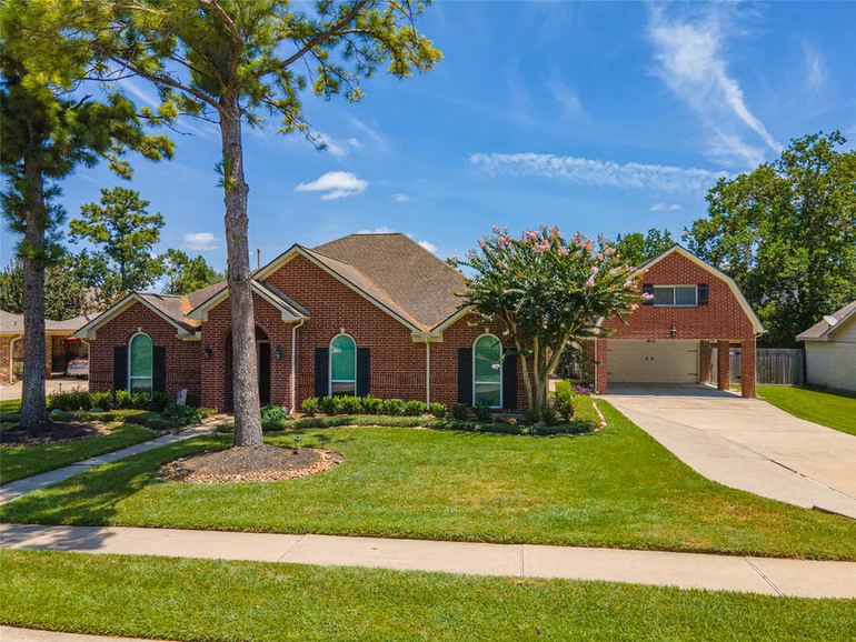 Photo 3 of 803 Hackberry Lane, Friendswood, TX