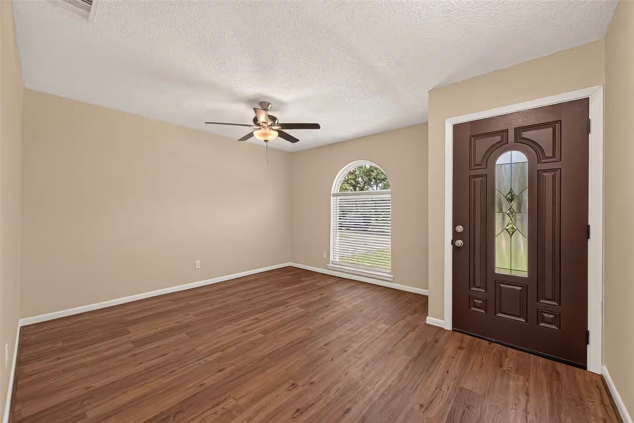 Photo 3 of 2305 Kingsway Drive, League City, TX