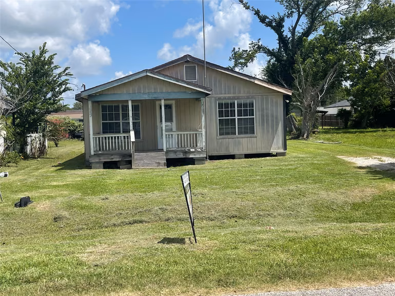 Photo of 208 E Pecan Lane, Clute, TX