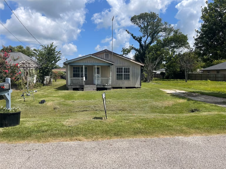 Photo 2 of 208 E Pecan Lane, Clute, TX