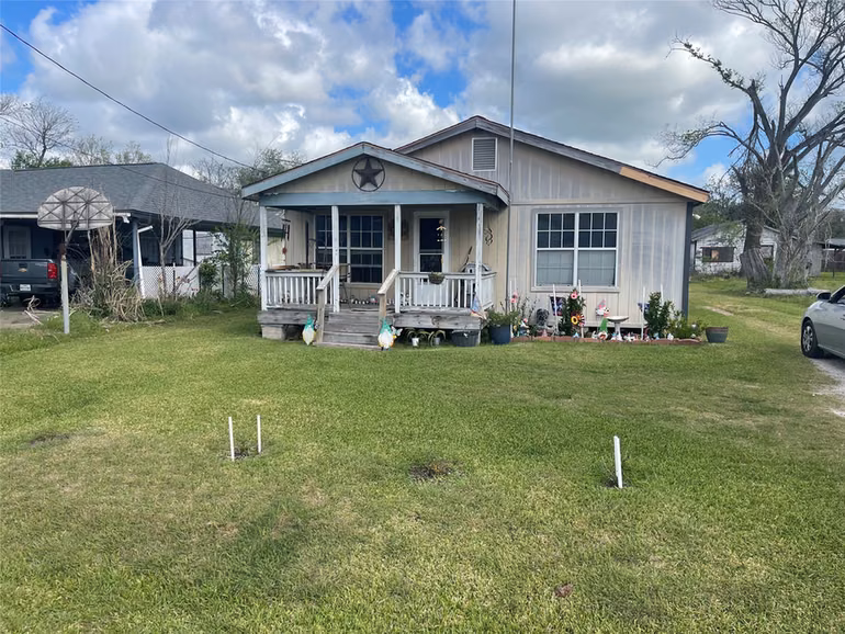 Photo 3 of 208 E Pecan Lane, Clute, TX