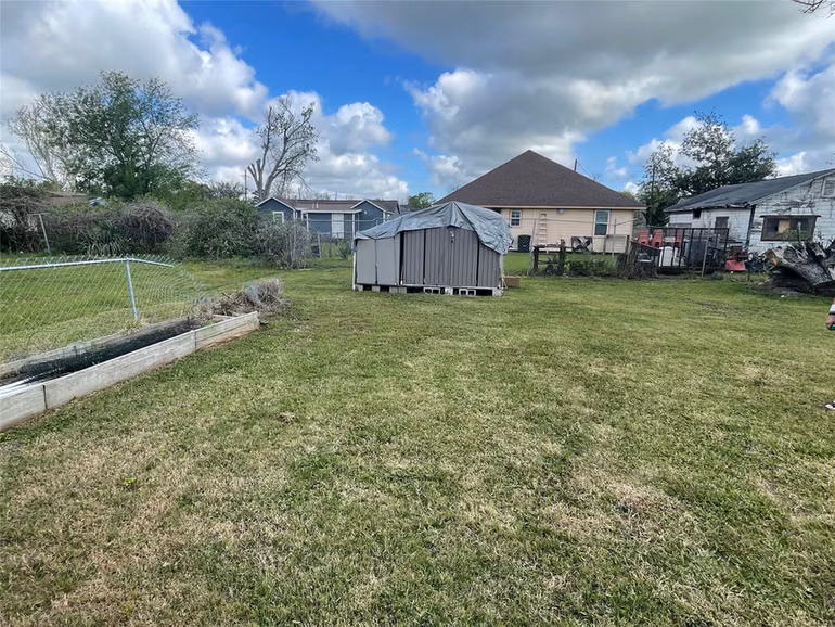 Photo 4 of 208 E Pecan Lane, Clute, TX