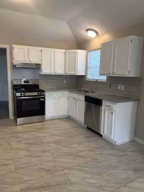 Photo 5 of 10440 Royal Adrian Drive, Conroe, TX