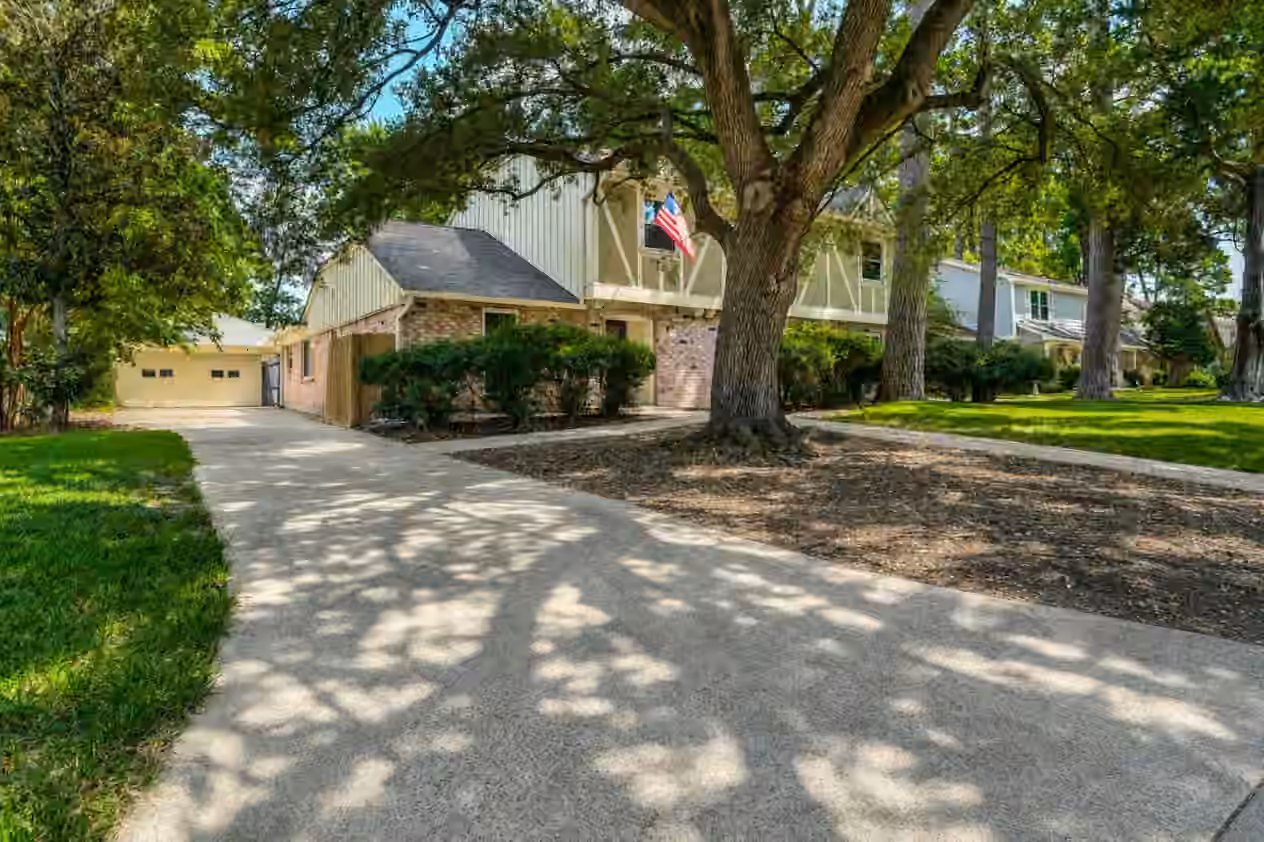 Photo 4 of 10818 Elmdale Drive, Houston, TX