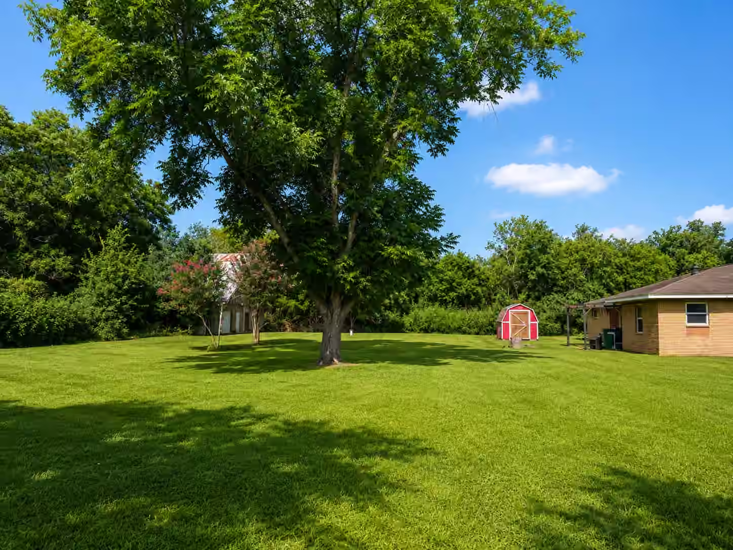 Photo 4 of 702 E Dallas Street, Fresno, TX