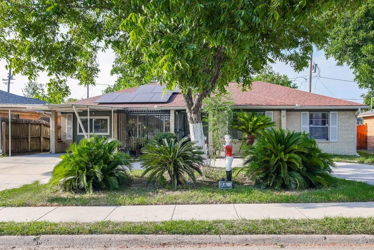 Photo of 266 W Riverwood Drive, Houston, TX
