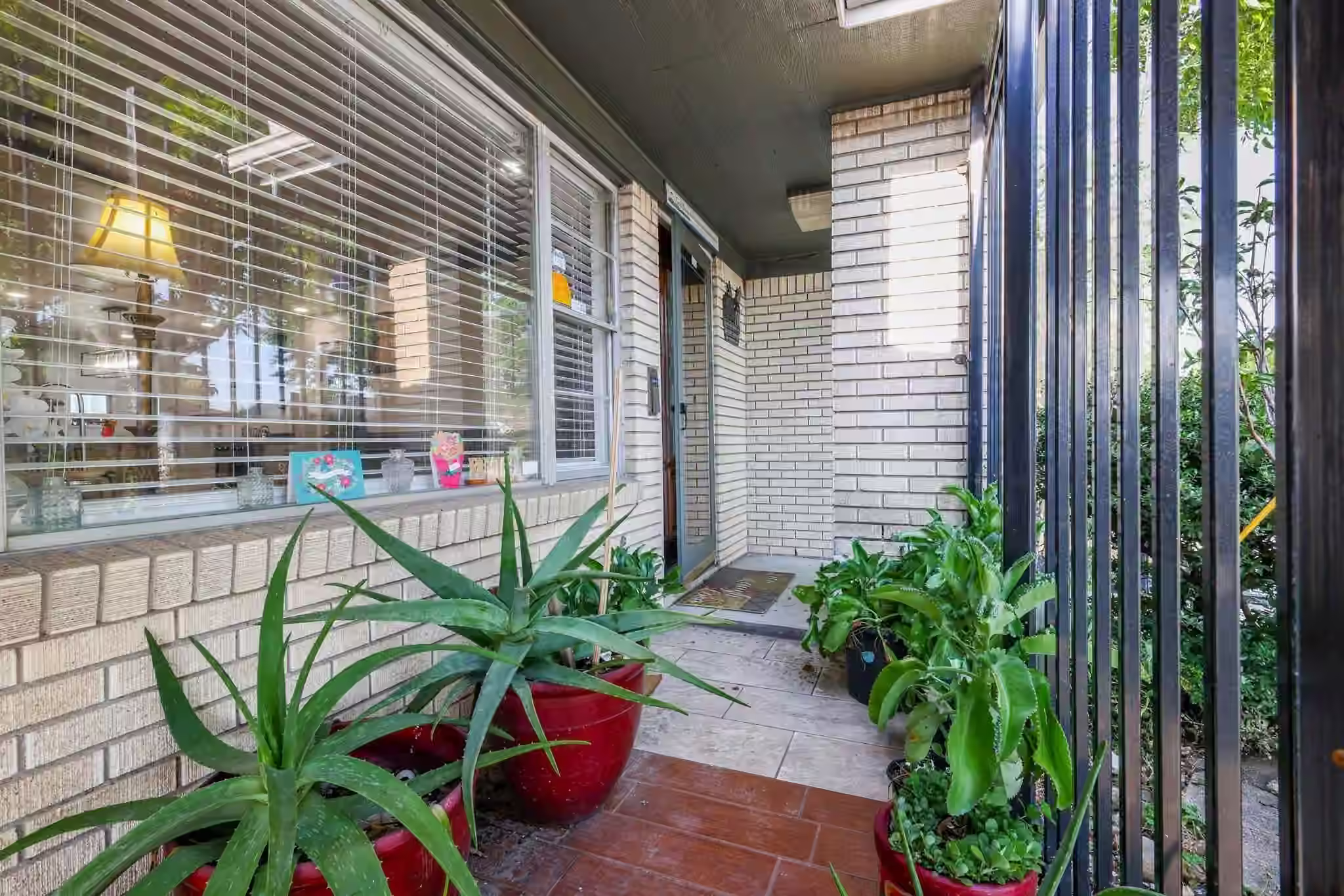 Photo 4 of 266 W Riverwood Drive, Houston, TX
