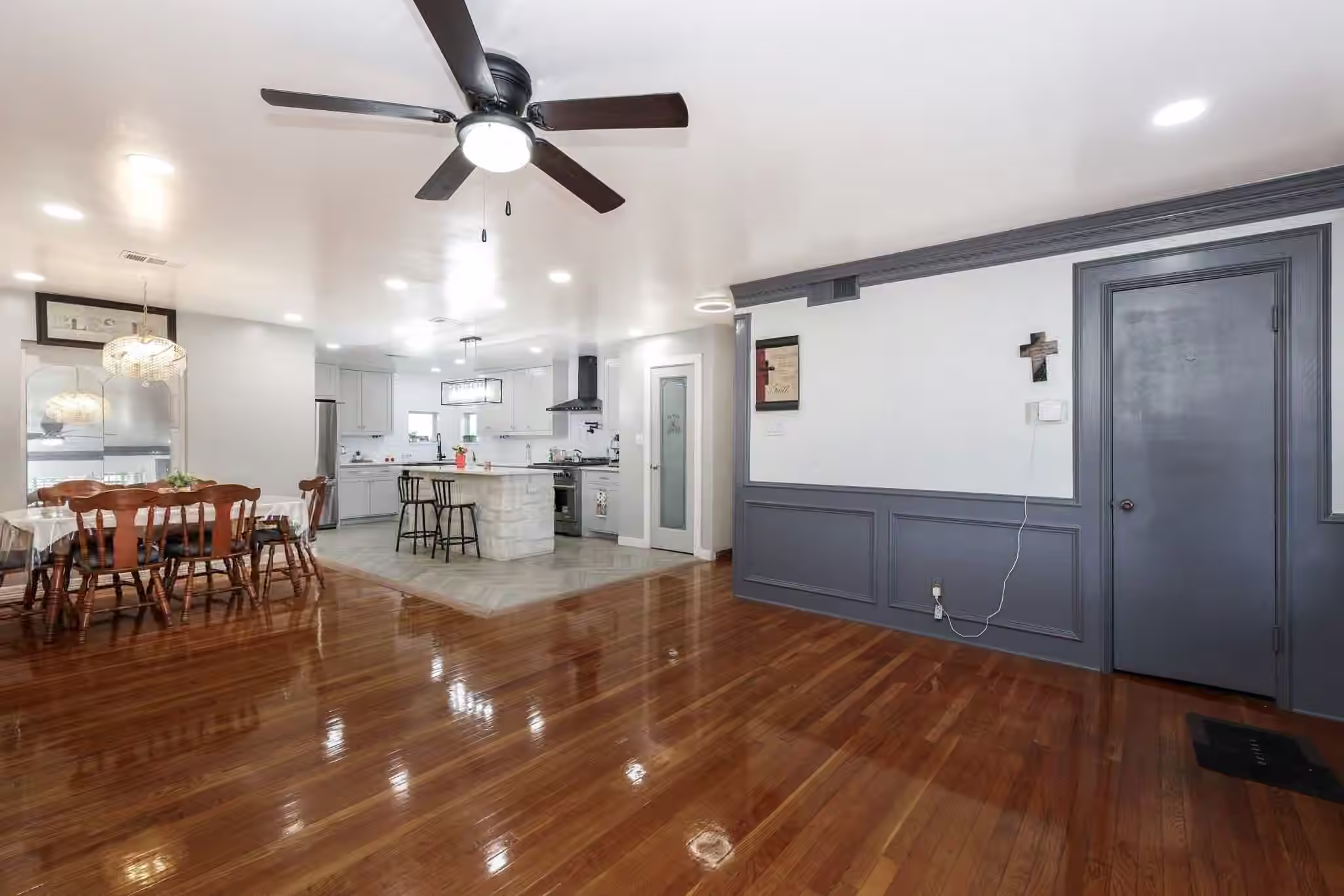 Photo 5 of 266 W Riverwood Drive, Houston, TX