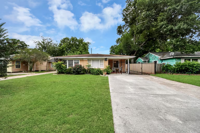 Photo 3 of 8043 Wier Drive, Houston, TX