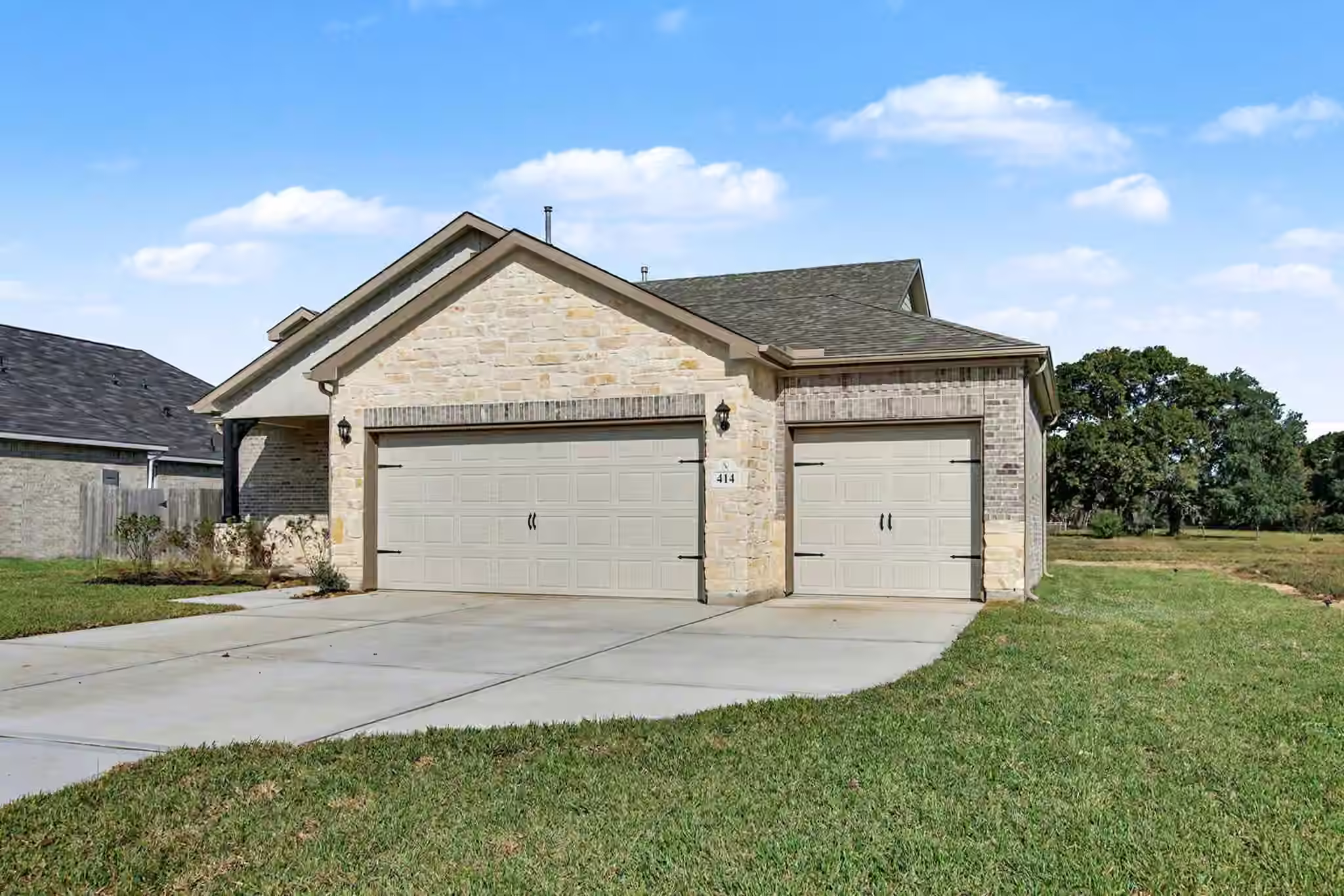 Photo 2 of 414 Wellshire Drive, West Columbia, TX
