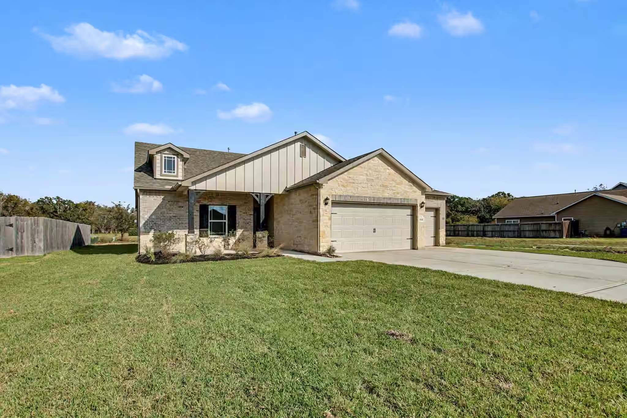Photo 3 of 414 Wellshire Drive, West Columbia, TX