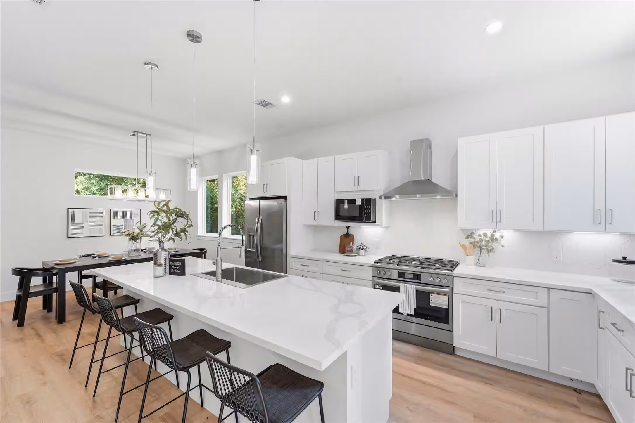 Photo 4 of 1420 W 34th 1/2 Street, Houston, TX