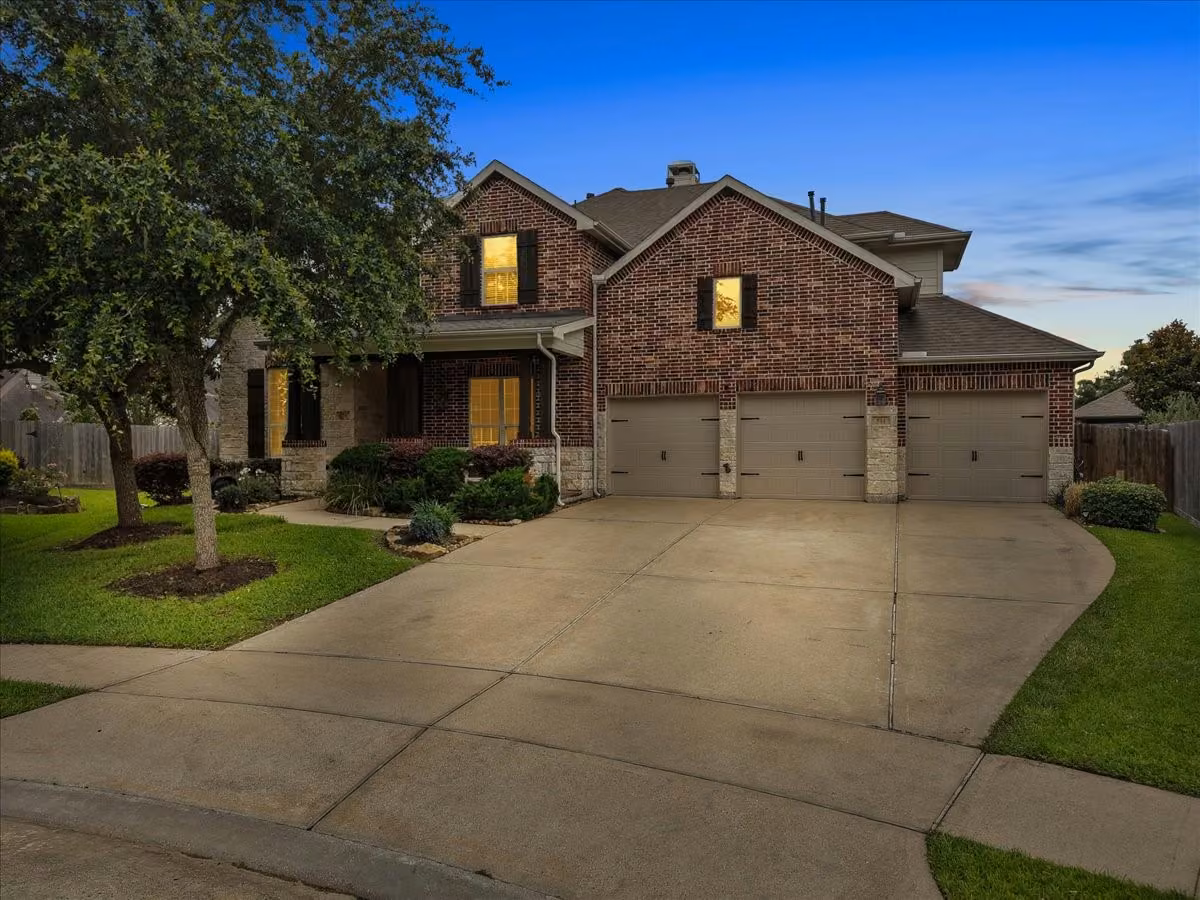 Photo of 904 Cozy Hollow Court, Friendswood, TX