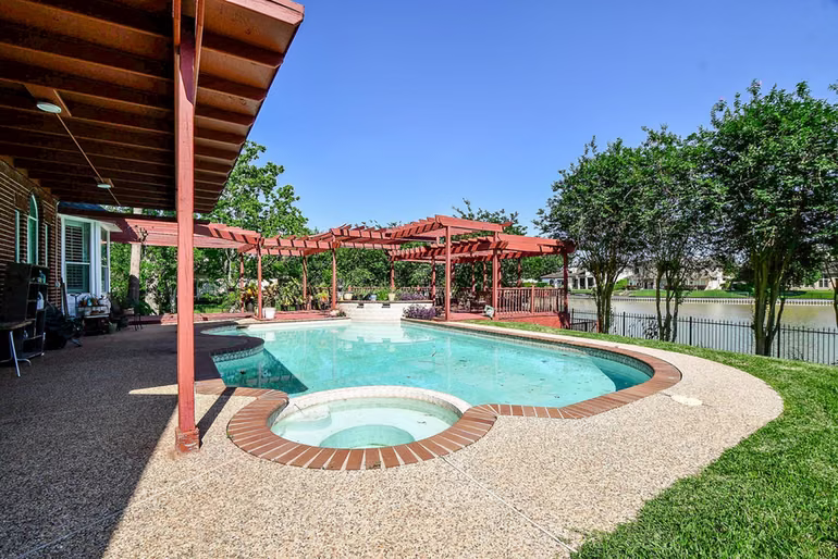Photo 2 of 410 Kingfisher Drive, Sugar Land, TX