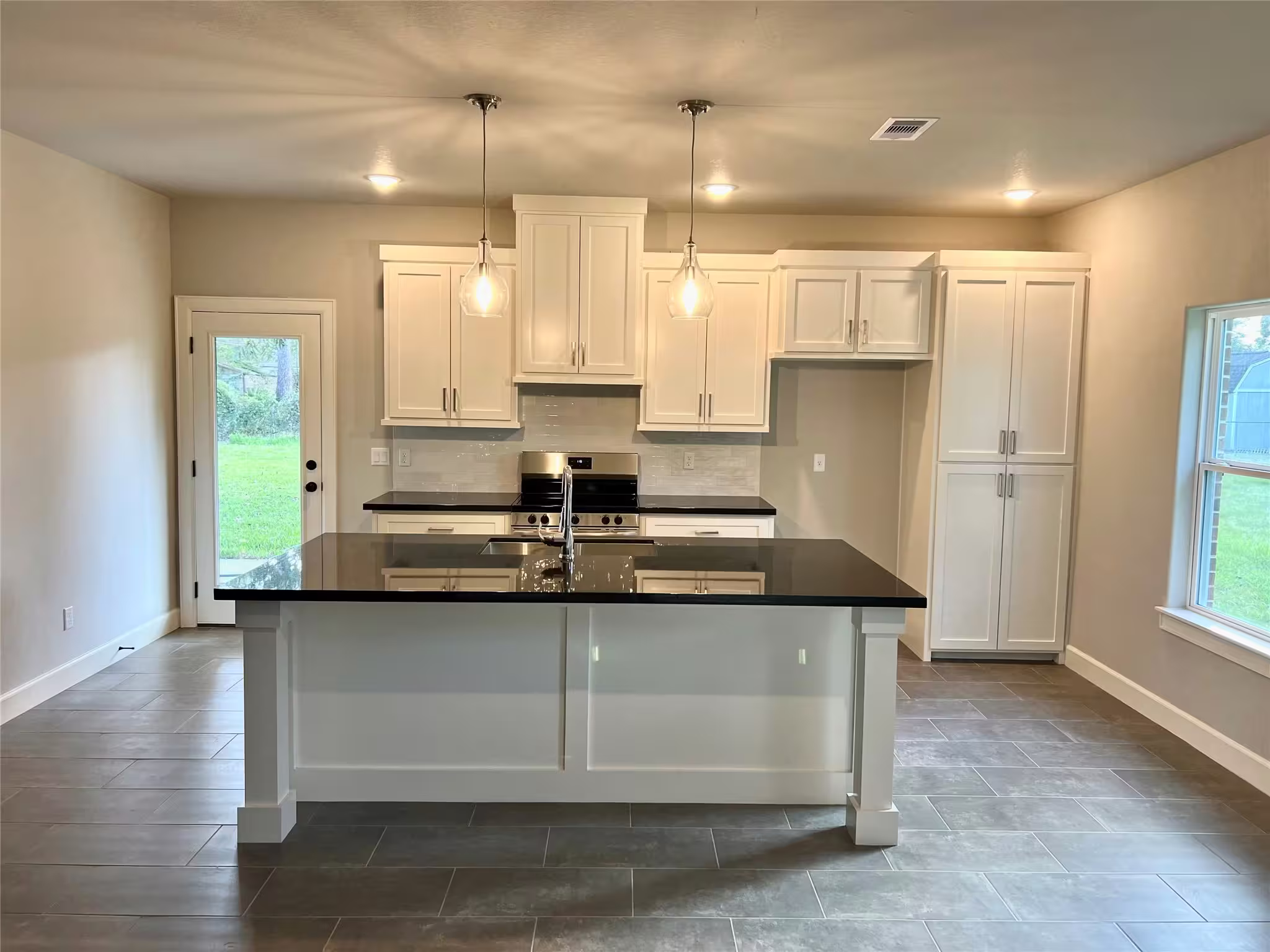 Photo 4 of 1007 S Anderson Street, Angleton, TX