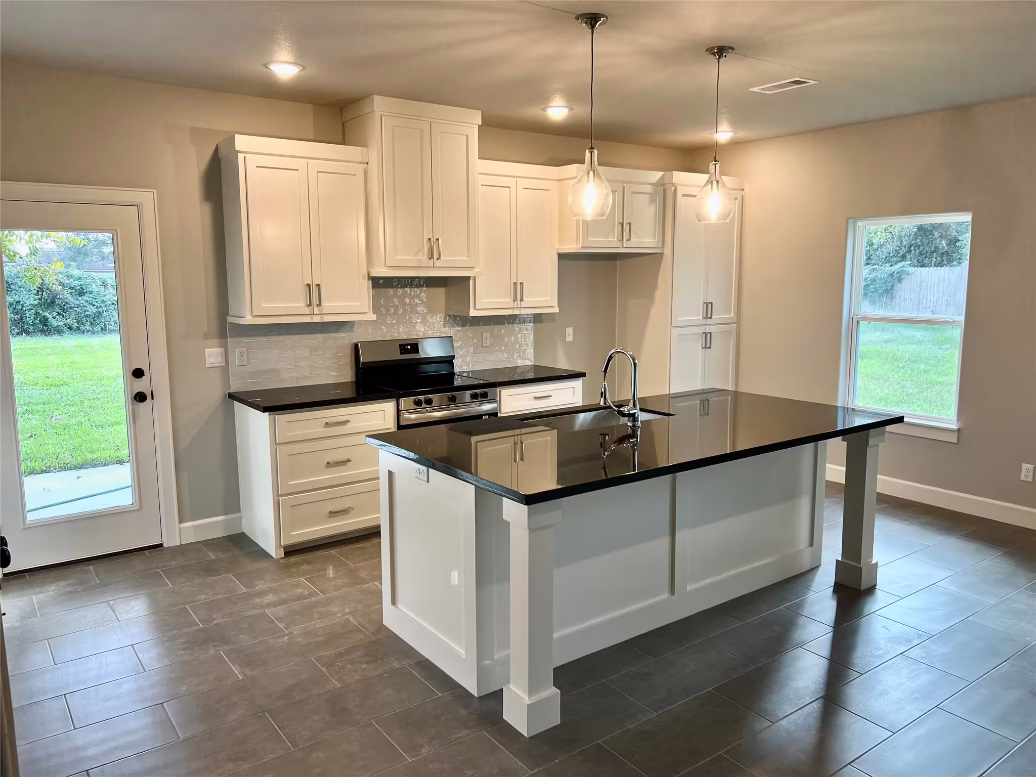 Photo 5 of 1007 S Anderson Street, Angleton, TX