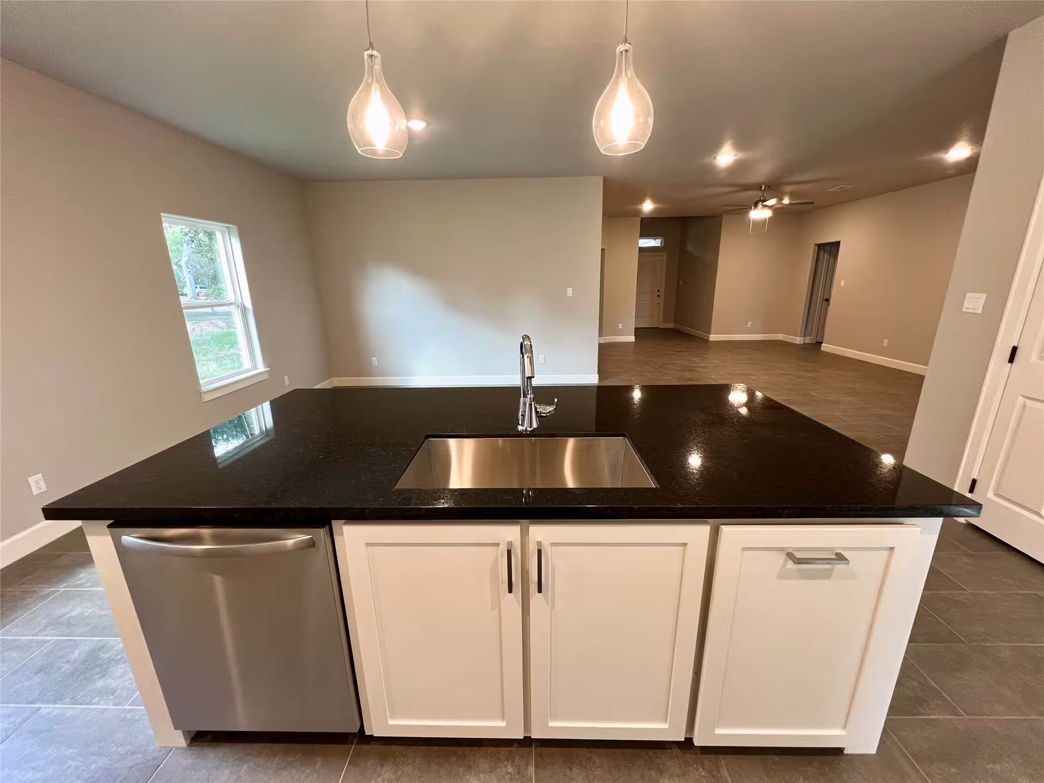 Photo 6 of 1007 S Anderson Street, Angleton, TX