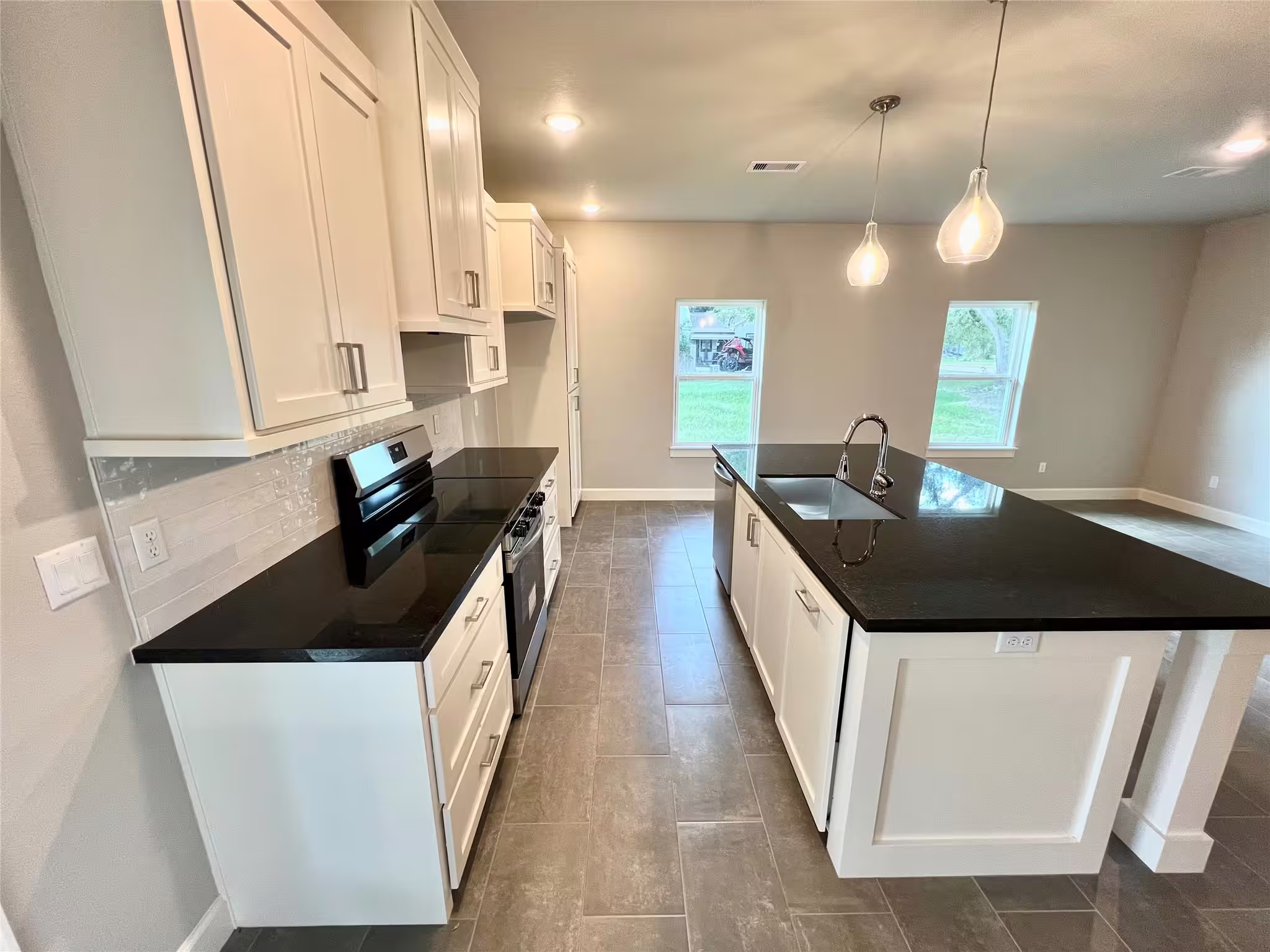 Photo 7 of 1007 S Anderson Street, Angleton, TX