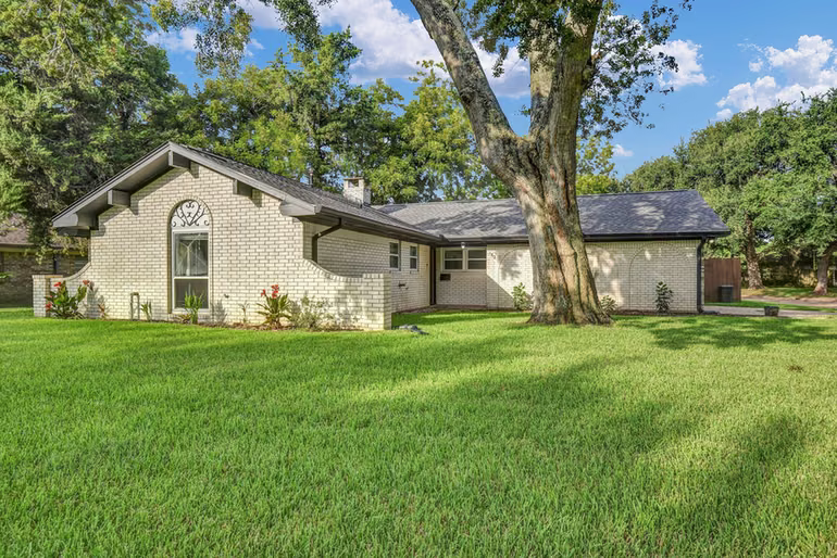Photo of 152 Cannon Street, Clute, TX