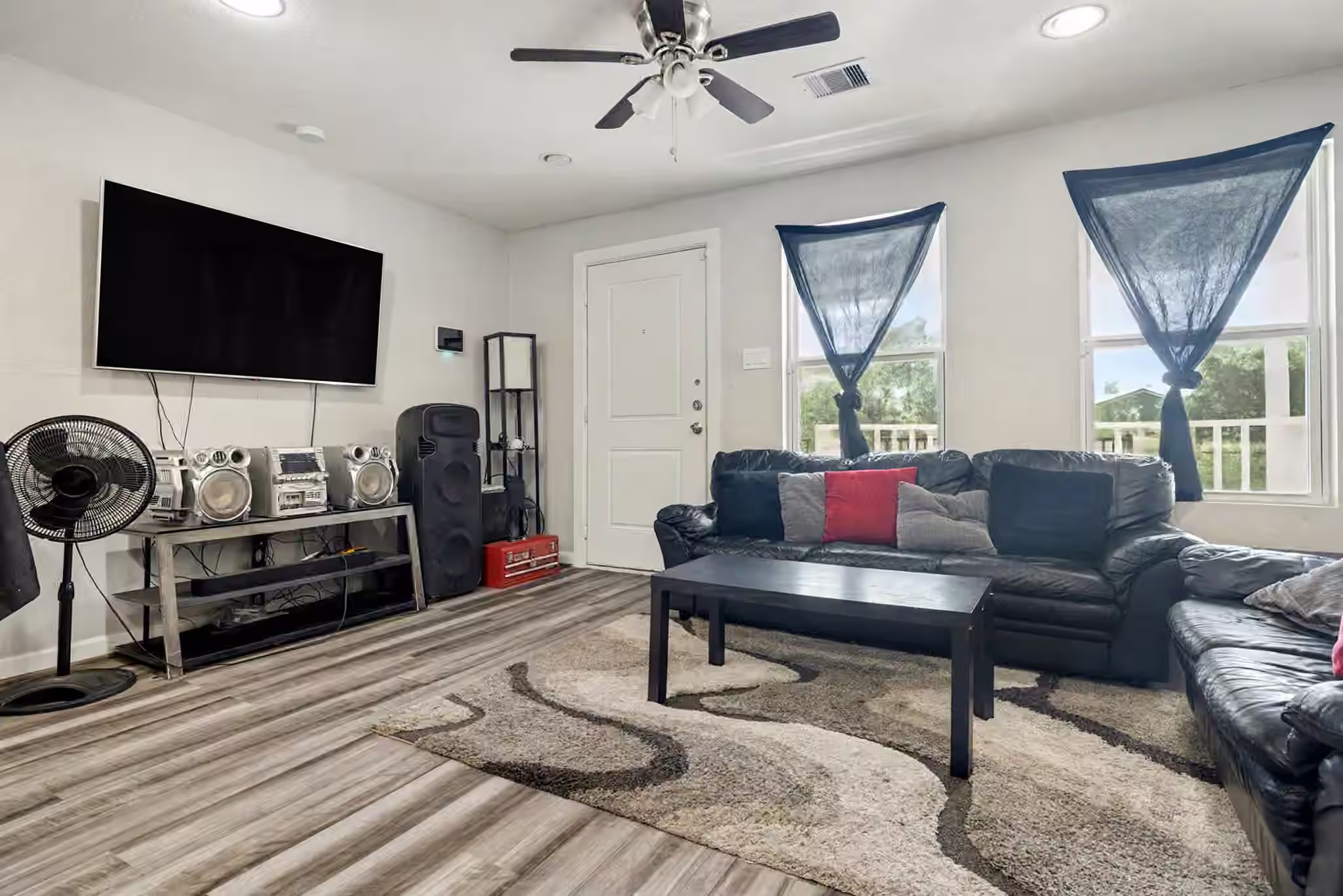 Photo 3 of 4421 Caplin Street, Houston, TX