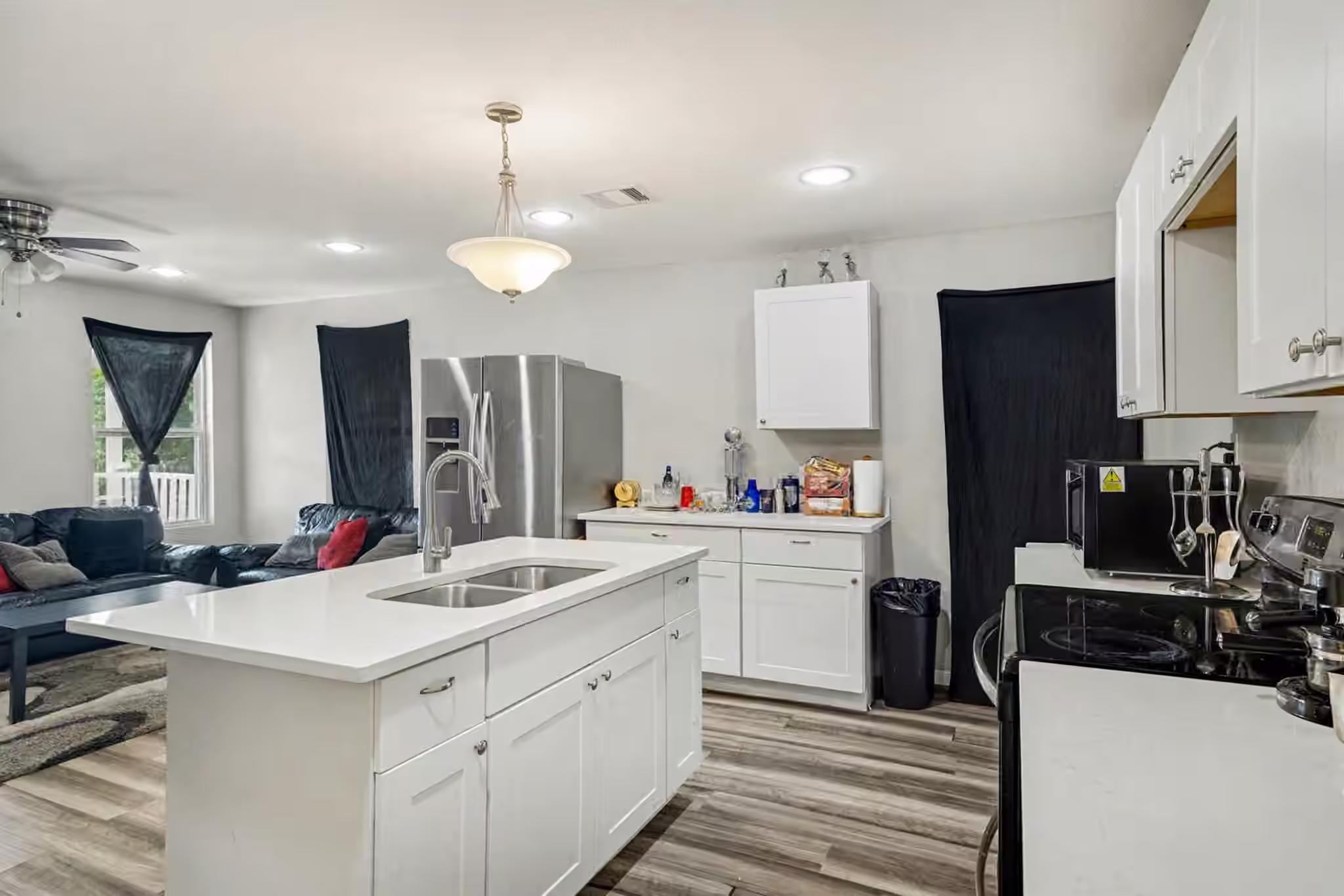 Photo 7 of 4421 Caplin Street, Houston, TX